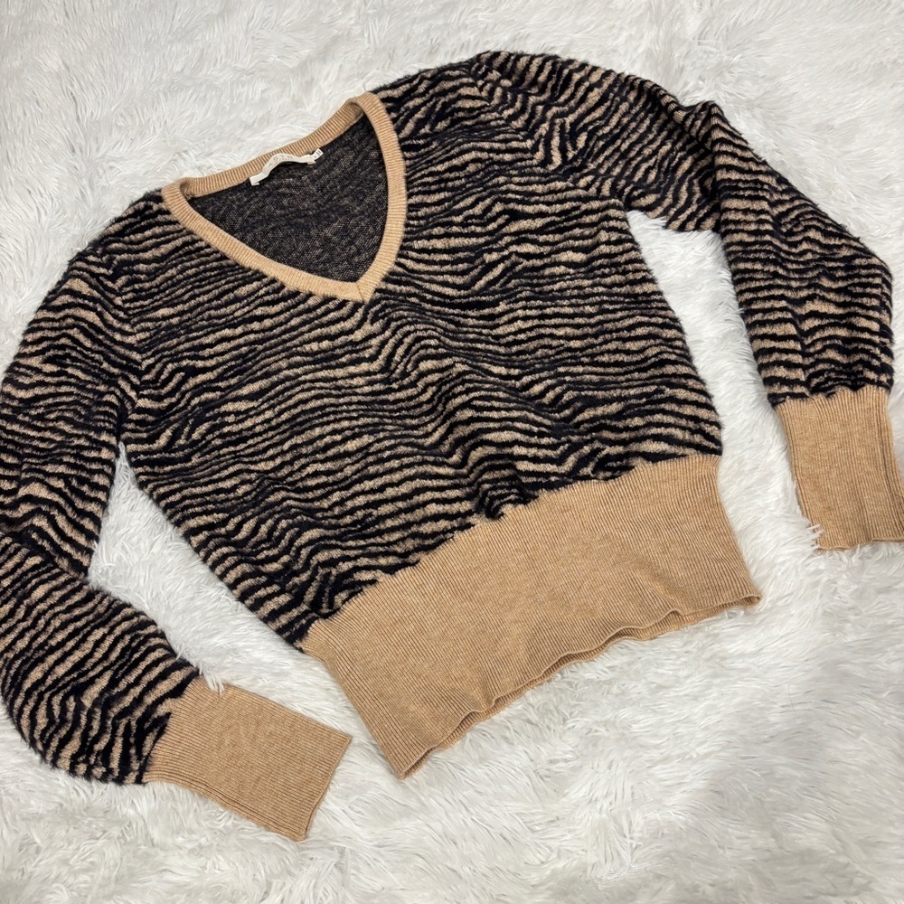 ASTR the Label Tiger Stripe V-Neck Sweater in Taupe Size Medium - Picture 2 of 9